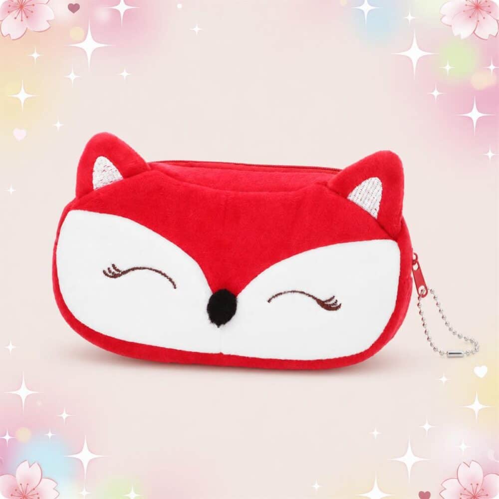 Une trousse kawaii en peluche de renard rouge endormi, douce et ronde, avec des oreilles pointues et une petite chaînette, sur fond pastel avec des étoiles et des fleurs.