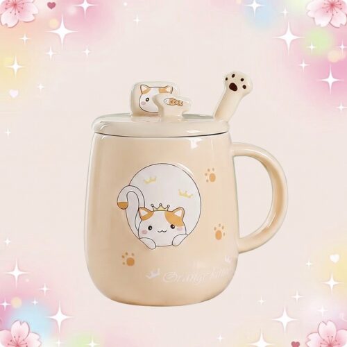 Un mug kawaii en céramique motif chat beige, avec un couvercle et une cuillère, décoré d’un petit chat mignon, sur un fond pastel brillant avec des étoiles et des fleurs.