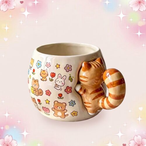 Une tasse kawaii à anse chat en céramique, avec un gros anse en forme de chat tigré et des petits dessins d’animaux et de fleurs, sur un fond rose pastel scintillant.