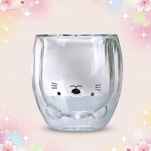 Une tasse kawaii ourson mignon pour le café en verre transparent avec un petit visage d’ourson, sur un fond rose pastel avec des étoiles brillantes.