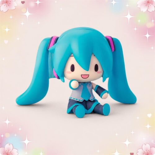 Une figurine kawaii Hatsune Miku assise, avec de longs cheveux bleus en queues de cheval, sur un fond pastel décoré d’étoiles et de petits cœurs.