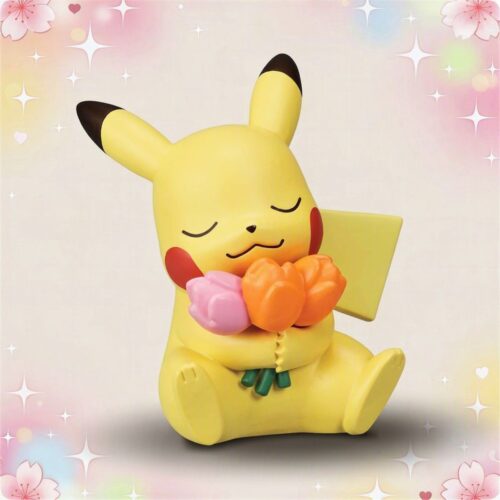 Une figurine kawaii Pikachu tenant des fleurs, assise avec les yeux fermés et un fond pastel décoré de cœurs et d’étoiles.