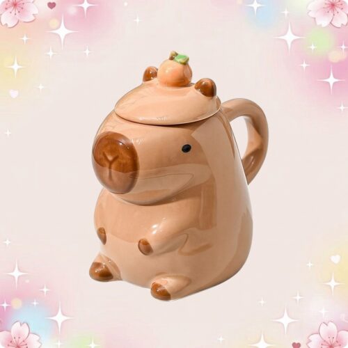 Un mug kawaii Capybara en céramique en forme de capybara marron, avec couvercle et anse, sur un fond rose décoré d’étoiles et de fleurs.