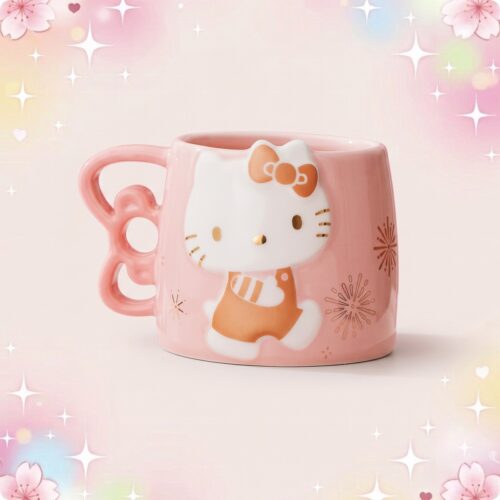 Un mug kawaii Hello Kitty en céramique rose, avec une grande poignée en forme de nœud et un dessin de Hello Kitty, posé sur un fond pastel scintillant.