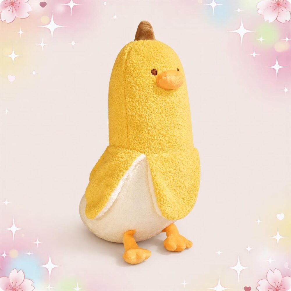 Une peluche canard en forme de banane jaune, douce et rigolote, avec un bec orange et de petites pattes, sur un fond rose décoré de cœurs et d’étoiles.