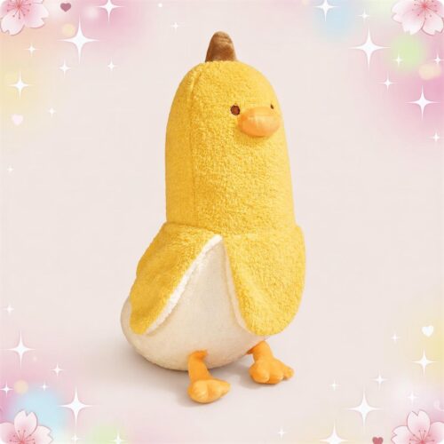 Une peluche canard en forme de banane jaune, douce et rigolote, avec un bec orange et de petites pattes, sur un fond rose décoré de cœurs et d’étoiles.