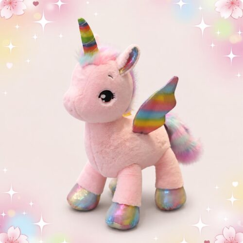 Une peluche licorne arc-en-ciel rose, douce et mignonne, avec une corne, des ailes et des sabots brillants aux couleurs de l’arc-en-ciel, sur un fond pastel décoré d’étoiles et de petits cœurs.