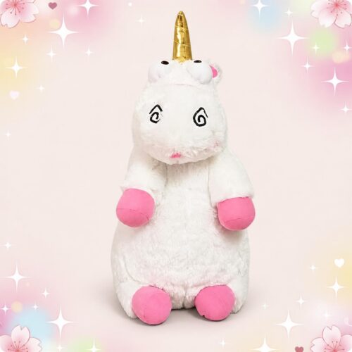 Une peluche licorne Moi Moche et Méchant blanche avec corne dorée, yeux en spirale et pattes roses, posée sur un fond rose décoré d’étoiles brillantes.
