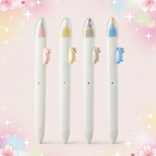 Quatre stylo Kawaii chaton aimanté à pression rétractable blancs, avec un petit chaton coloré au sommet et sur le côté, posés sur un fond rose pastel décoré de cœurs et d’étoiles.