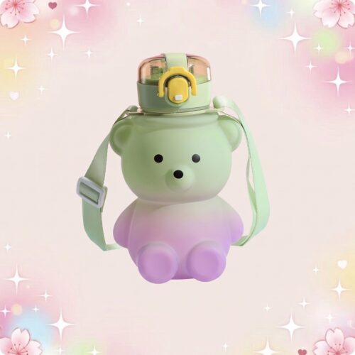 Une gourde kawaii adorable en forme d'ourson verte et violette, avec une sangle de transport, sur un fond rose pastel scintillant.