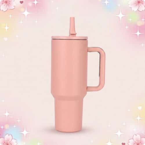 Une gourde kawaii façon tasse thermos coloris pastel rose, avec poignée et paille, sur un fond doux décoré de petites étoiles et fleurs.