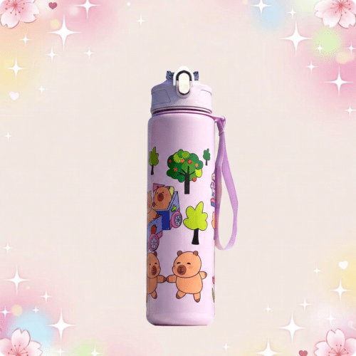 Une gourde kawaii imprimé capybara rose avec dragonne, décorée de petits capybaras et d’arbres colorés sur fond pastel.