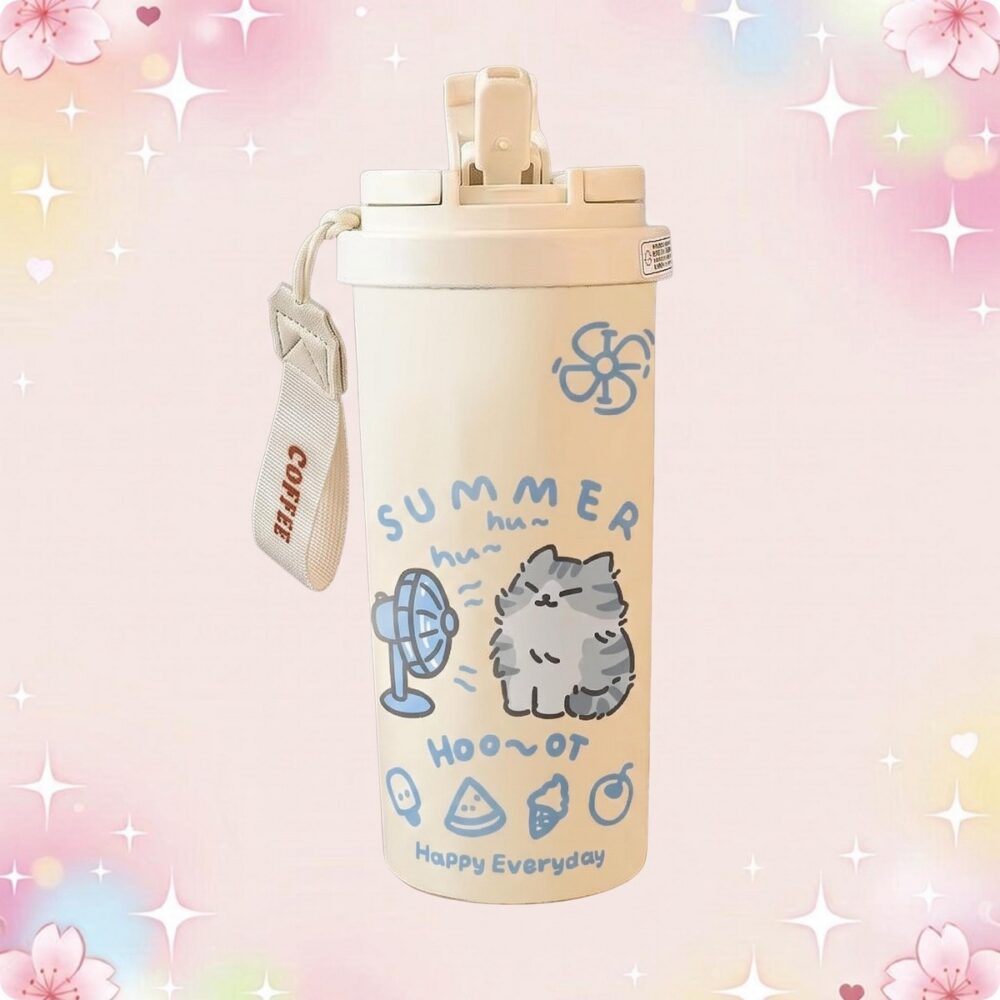 Une gourde kawaii isotherme Summer cat beige avec un chat dessiné, un petit ventilateur et une sangle de transport, sur un fond rose pastel décoré d’étoiles et de fleurs.
