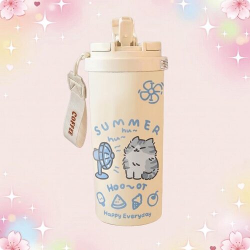 Une gourde kawaii isotherme Summer cat beige avec un chat dessiné, un petit ventilateur et une sangle de transport, sur un fond rose pastel décoré d’étoiles et de fleurs.