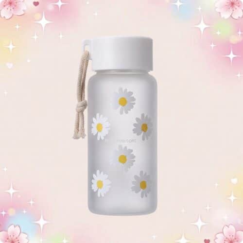 Une gourde kawaii transparente à motif marguerite grise avec un cordon, posée sur un fond rose pastel décoré de petites étoiles et fleurs.