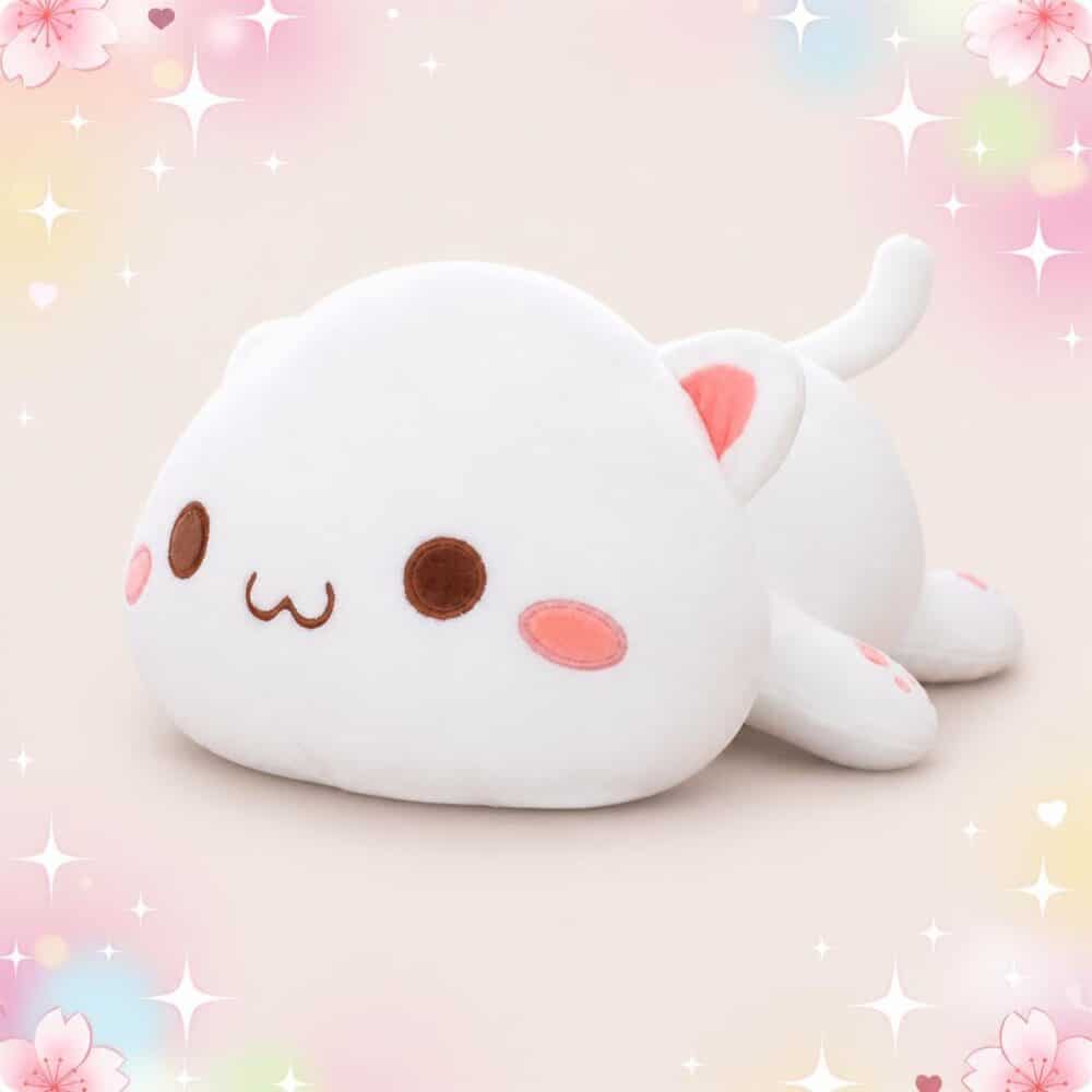Une peluche animal kawaii chat allongé blanche, toute douce, avec un visage mignon et des petites joues roses, posée sur un fond pastel avec des étoiles et des fleurs.