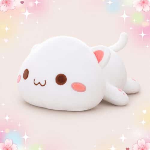Une peluche animal kawaii chat allongé blanche, toute douce, avec un visage mignon et des petites joues roses, posée sur un fond pastel avec des étoiles et des fleurs.