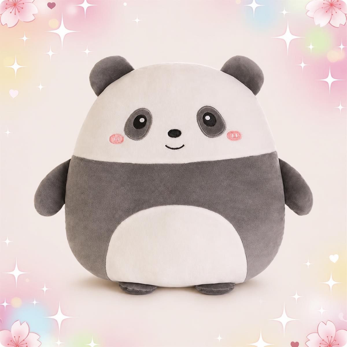 Une peluche animal kawaii panda gris et blanc toute ronde, avec un visage souriant, des petites oreilles grises et un ventre blanc, posée sur un fond rose décoré d’étoiles et de fleurs.