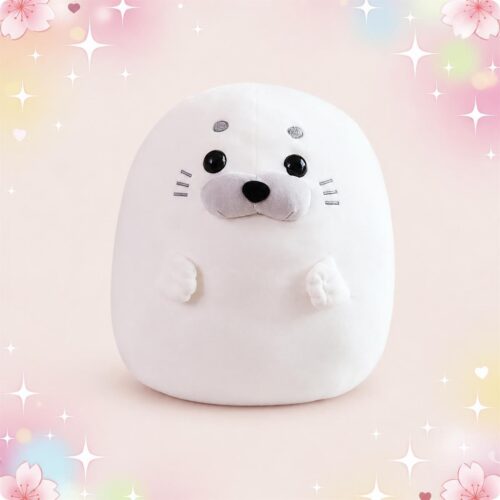 Une peluche animal kawaii phoque squishymallow blanche et toute ronde, avec de grands yeux noirs et un petit museau, posée sur un fond rose pastel avec des étoiles et des fleurs.