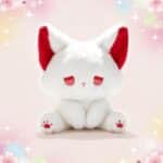 Une peluche animal kawaii renard à la mine triste toute douce, avec de grandes oreilles rouges et un petit visage triste, posée sur un fond rose décoré d’étoiles et de cœurs.
