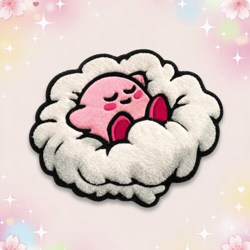 Un tapis kawaii Kirby sur un nuage rose et blanc, avec le petit personnage rose blotti dans une grande forme de nuage douillet sur fond pastel brillant.