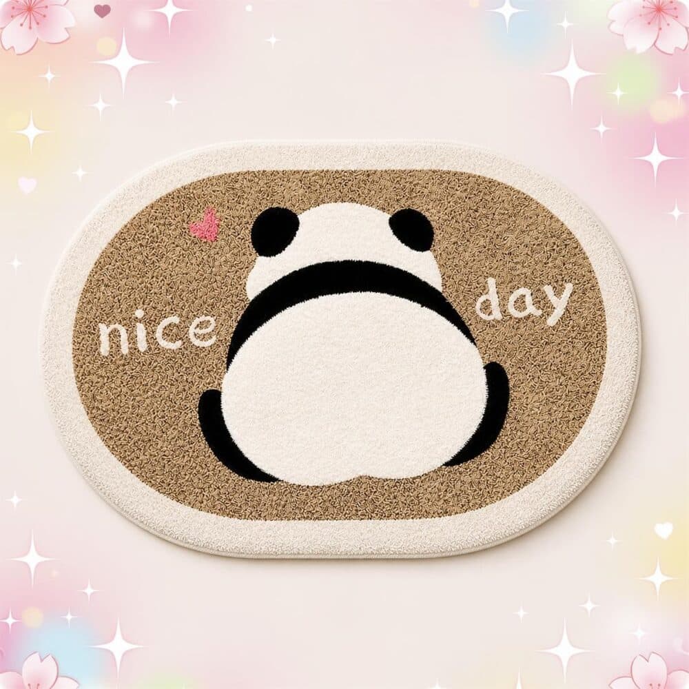 Un tapis de salle de bain kawaii panda de dos marron et blanc, avec un petit panda vu de derrière et les mots « nice day », sur fond rose décoré d’étoiles.