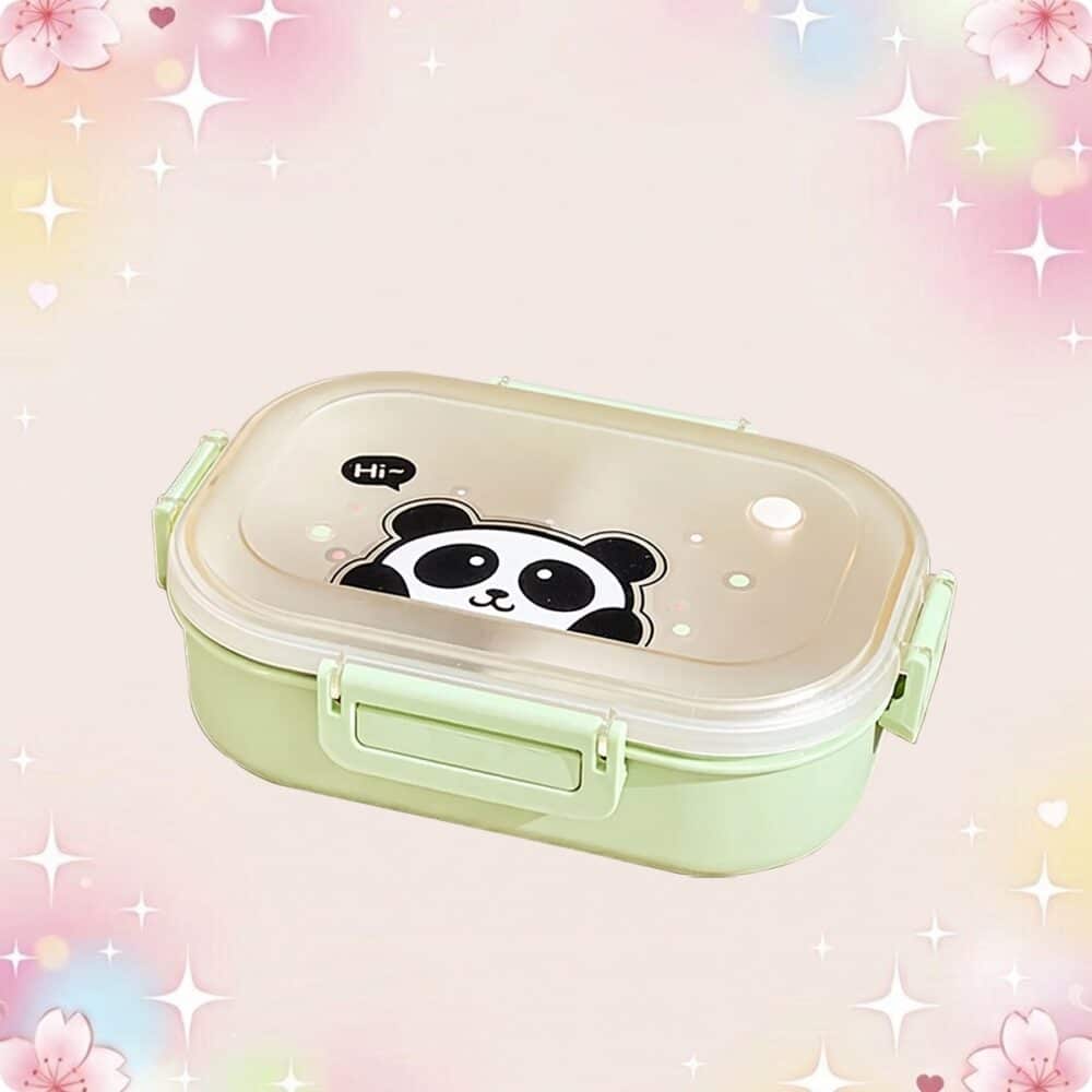 Une lunchbox kawaii motif animaux mignon vert pastel avec un panda souriant sur le couvercle, posée sur un fond rose doux et scintillant.
