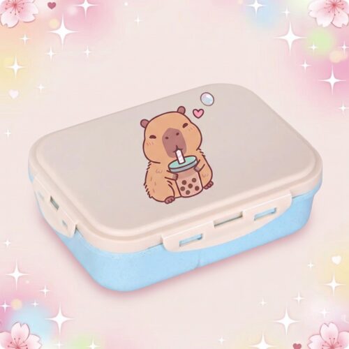 Une lunchbox kawaii pastel à motif Capybara, avec un couvercle beige et un bas bleu, décorée d’un petit capybara buvant une boisson, sur un fond rose scintillant.