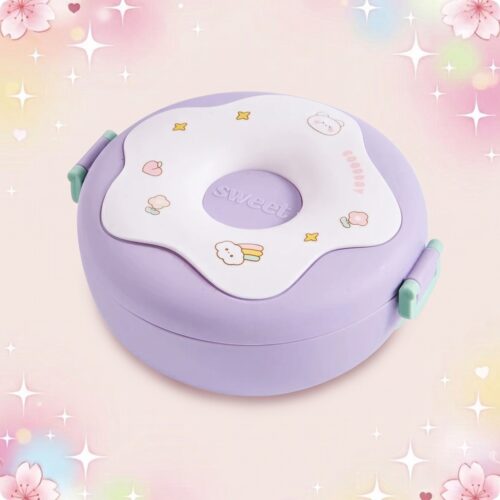 Une lunchbox kawaii ronde en forme de donut violette avec couvercle blanc décoré de petits motifs, posée sur un fond pastel scintillant.