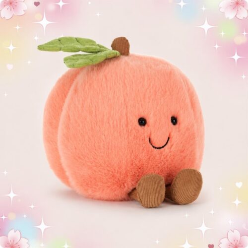 Une peluche Jellycat Amuseables Peach en forme de pêche rose toute douce, avec de petites feuilles vertes, un sourire brodé et de petits pieds marron, posée sur un fond pastel avec des étoiles.