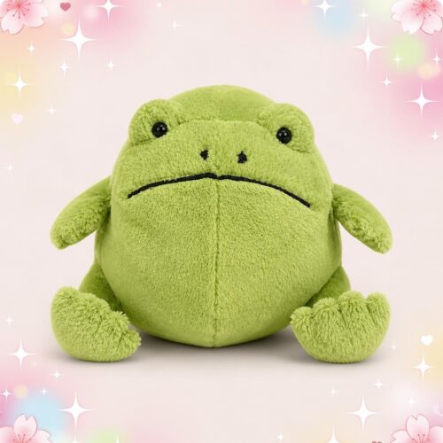 Une peluche Jellycat Ricky Rain Frog verte, toute ronde et douce, avec de petits yeux noirs et une bouche sérieuse, posée sur un fond pastel décoré d’étoiles et de fleurs.