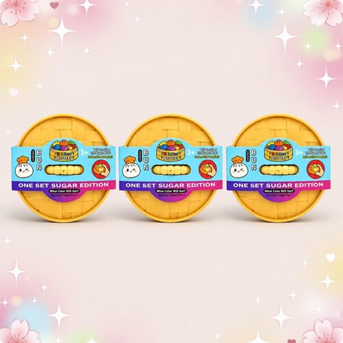 Trois blind box bao squishy souriants en panier vapeur, avec une boîte colorée et un petit visage mignon, sur un fond pastel décoré d’étoiles et de fleurs.