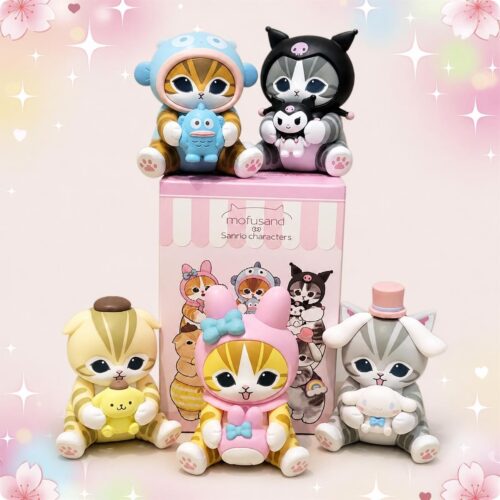 Des figurines Blind Box Mofusand chats déguisés en personnages Sanrio, assises autour d’une boîte rose, sur un fond doux avec des étoiles et des fleurs.