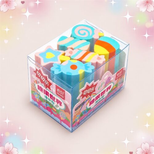 Une boîte de Gomme Kawaii 6 pièces inspirée du monde des friandises, avec des gommes colorées en formes de bonbons et de fleurs, sur un fond rose pastel décoré d’étoiles.