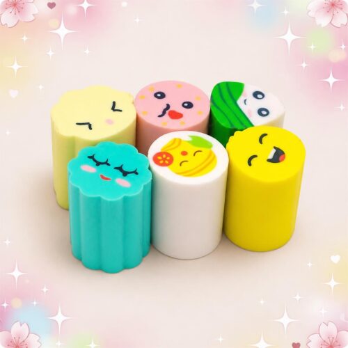Six gommes kawaii aux allures de petits plats mignons, en formes rondes et colorées avec des petits visages souriants, posées sur un fond rose pastel décoré d’étoiles et de fleurs.