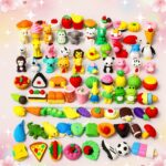 Un assortiment de Gomme Kawaii animaux assortiment 60 pièces en sachet individuel, avec de petites gommes colorées en forme d’animaux, de fruits, de desserts et d’objets, posées sur un fond rose doux.