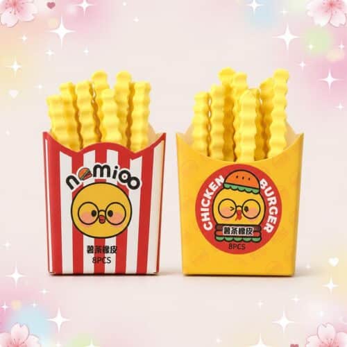 Deux boîtes de Gomme Kawaii en forme de frites assortiment 2 pièces, l’une rouge et blanche et l’autre jaune, remplies de gommes jaunes en forme de frites, sur fond pastel avec petits cœurs.