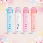 Quatre gommes Kawaii rétractable en forme de patte de chat, en bleu, blanc, rose et orange, posées sur un fond pastel décoré de cœurs et d’étoiles.