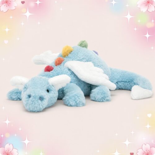 Une peluche Jellycat Sky Dragon bleue, allongée et toute douce, avec de petites ailes blanches et des cornes colorées, sur un fond pastel avec des étoiles et des fleurs.