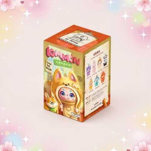 Une Blind Box Kimmon peluche rêve sauvage aux motifs peints dans sa boîte colorée, avec un petit personnage en costume de loup et un fond rose décoré d’étoiles.