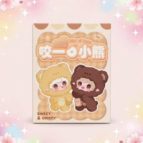 Une Blind Box Yooki poupée ourson aux yeux pailletés montrant deux petites poupées en costume d’ourson, une jaune et une marron, sur un fond rose pastel avec des étoiles brillantes.