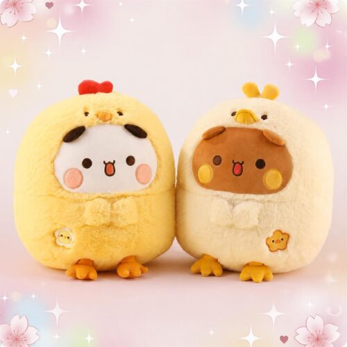 Deux peluches Bubu et Dudu déguisés en poussins jaunes, toutes rondes et douces, posées côte à côte sur un fond pastel avec de petites étoiles et fleurs.