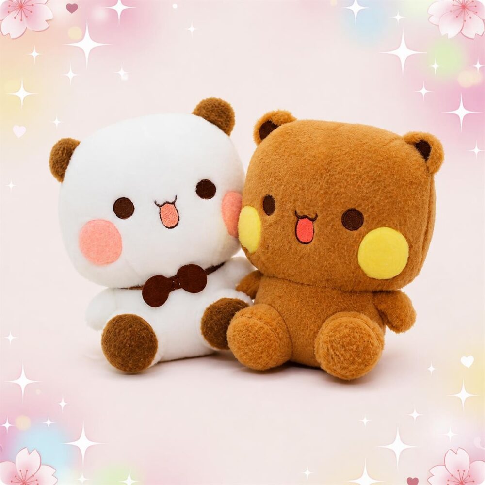 Deux peluches Bubu et Dudu en duo mignons, l’une blanche et l’autre marron, avec de petites oreilles rondes et des joues roses, assises côte à côte sur un fond rose décoré d’étoiles et de fleurs.
