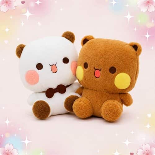 Deux peluches Bubu et Dudu en duo mignons, l’une blanche et l’autre marron, avec de petites oreilles rondes et des joues roses, assises côte à côte sur un fond rose décoré d’étoiles et de fleurs.