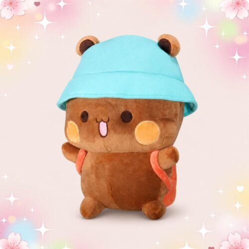 Une peluche Bubu ours brun au chapeau turquoise, avec un visage rond et un petit sac sur le dos, posée sur un fond pastel décoré d’étoiles.