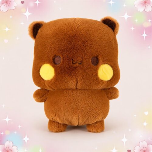 Une peluche Bubu ours brun aux joues jaunes rondes toute douce, avec de petites oreilles, sur un fond pastel décoré d’étoiles et de cœurs.
