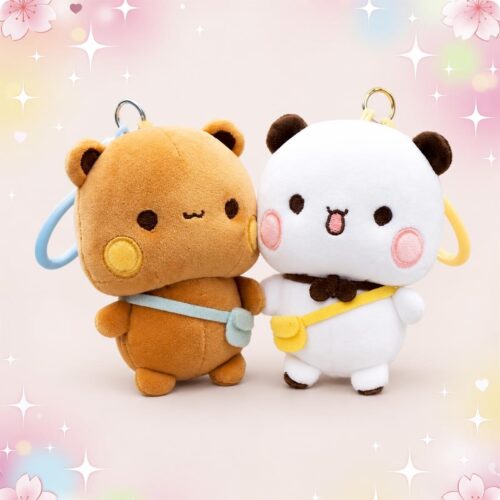 Une paire de peluches Dudu et Bubu en lot de porte clés, représentant deux petits ours mignons avec anneaux d’accroche, sur un fond pastel décoré d’étoiles et de cœurs.