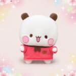 Une peluche Dudu en chemise rouge unie, avec un visage blanc tout rond, des joues roses et un fond pastel décoré de petites étoiles.