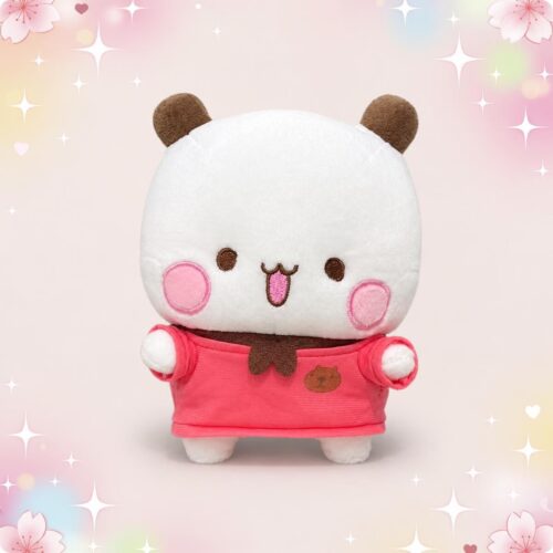 Une peluche Dudu en chemise rouge unie, avec un visage blanc tout rond, des joues roses et un fond pastel décoré de petites étoiles.