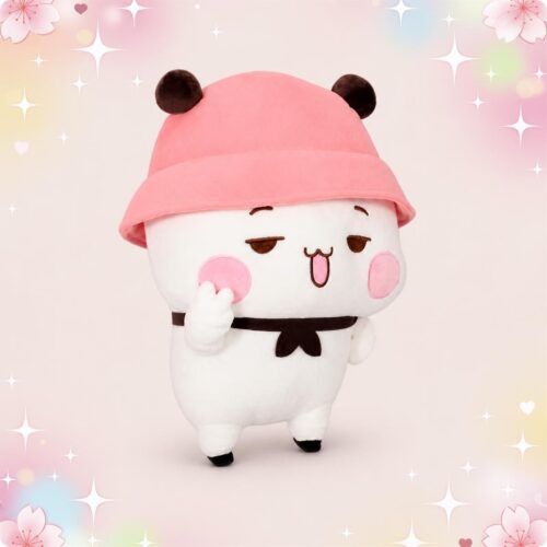 Une peluche Dudu panda blanc au chapeau rose toute ronde, avec joues roses, fond pastel décoré d’étoiles et de fleurs.